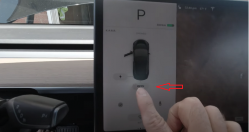 Электропривод двери багажника Autolifttech для Tesla Model 3 2016-2021 <br/>Электропривод двери багажника для Tesla Model 3 2016-2021 годов выпуска.<br />
<br />
 - Электропривод работает как от кнопок в салоне и на двери багажника, так и от штатного брелка\ключа автомобиля.<br />
 - В устройство встроена система защиты от защемления, которая возвращает дверь в исходную позицию при возникновении препятствия на пути закрытия двери багажника.<br />
 - Процесс работы системы дополнительно сопровождается звуковым сигналом.<br />
<br />
Установка комплекта производиться без нарушения штатной проводки. Все разъёмы выполнены по технологии pin-to-pin (разъём-в-разъём).Привод выполнен по технологии "Soft Close" . Дверь медленно и тихо закрывается не производя никаких хлопков.<br />
<br />
Комплектация установочного комплекта:<br />
 - Электро упоры<br />
 - Блок управления<br />
 - Комплект проводки<br />
 - Кнопки в салон и на дверь<br />
 - Кронштейны<br />
 - Доводчик двери<br />
<br />
<iframe width="560" height="315" src="https://www.youtube.com/embed/VO0506iiVj4" title="YouTube video player" frameborder="0" allow="accelerometer; autoplay; clipboard-write; encrypted-media; gyroscope; picture-in-picture; web-share" allowfullscreen></iframe>