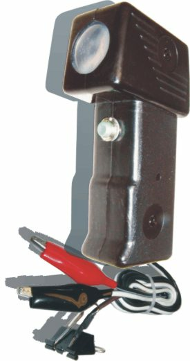 Multitronics М1 Стробоскоп Высокая яркость свечения, ксеноновая лампа вспышка. Яркий фокусированный луч на расстоянии до 2-х метров. Позволяет работать при ярком солнечном свете на улице. Работает со всеми типами систем зажигания, включая иномарки. Простота подключения. Безопасный емкостной синхронизатор-прищепка с повышенной чувствительностью. Преобразователь напряжения с питанием от аккумулятора. Стабильная яркость вспышки на высоких оборотах двигателя. Минимальная цена для мощного стробоскопа с преобразователем напряжения на рынке приборов данного класса. Защищен патентом РФ.
Принцип действия
Автомобильный стробоскоп повышенной яркости свечения "Мультитроникс М1" предназначен для проверки и регулировки начальной установки угла опережения зажигания, а также для проверки работоспособности центробежного и вакуумного регуляторов опережения зажигания автомобильных карбюраторных двигателей. Стробоскоп работает с любыми типами систем зажигания включая иномарки. Синхронизация осуществляется сенсорной емкостной прищепкой закрепляемой на высоковольтном проводе свечи первого цилиндра двигателя. Режим работы повторно-кратковременный: 10 мин. работа, 10 мин. перерыв. 
Технические характеристики
Напряжение питания	9 - 16В
Потребляемый ток	не более 0,8 А
Максимальная частота вспышек	50 Герц(что соответствует частоте вращения двигателя6000 об/мин при синхронизации с провода 1-го цилиндра, и 1500 об/мин при синхронизации с центрального провода катушки зажигания)
Габариты	72 х 135 х 44 мм