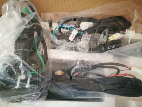 Электропривод двери багажника Autolifttech для Toyota Highlander 2009-2022 <br/>
Электропривод двери багажника для Toyota Highlander 2009-2022 годов выпуска.<br />
<br />
 - Электропривод работает как от кнопок в салоне и на двери багажника, так и от штатного брелка\ключа автомобиля.<br />
 - В устройство встроена система защиты от защемления, которая возвращает дверь в исходную позицию при возникновении препятствия на пути закрытия двери багажника.<br />
 - Процесс работы системы дополнительно сопровождается звуковым сигналом.<br />
<br />
Установка комплекта производиться без нарушения штатной проводки. Все разъёмы выполнены по технологии pin-to-pin (разъём-в-разъём).Привод выполнен по технологии "Soft Close" . Дверь медленно и тихо закрывается не производя никаких хлопков.<br />
<br />
Комплектация установочного комплекта:<br />
 - Электро упоры<br />
 - Блок управления<br />
 - Комплект проводки  <br />
 - Кнопки в салон и на дверь<br />
 - Кронштейны <br />
 - Электронный замок.<br />
<br />
<iframe width="560" height="315" src="https://www.youtube.com/embed/OdcEamy7VVY" title="YouTube video player" frameborder="0" allow="accelerometer; autoplay; clipboard-write; encrypted-media; gyroscope; picture-in-picture; web-share" allowfullscreen></iframe>