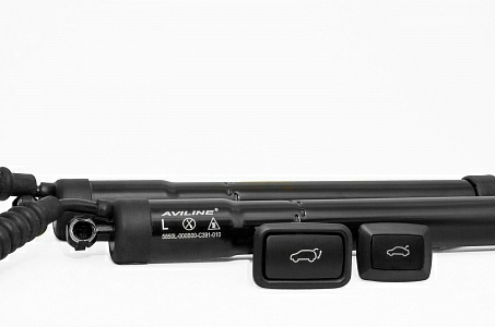 Электропривод двери багажника AVILINE SMARTLIFT ATL18 ATLAS <br/>Комплект электропривода двери багажника AVILINE SMARTLIFT ATL18 ATLAS для Geely Atlas<br />
<br />
Особенности и функции:<br />
 - Возможность программирования высоты подъема задней двери. Менять высоту можно неограниченное количество раз
 - Интеллектуальная технология защиты от защемления обеспечивает безопасность использования системы. При физическом контакте двери с препятствием движение будет остановлено
 - Процесс движения двери багажника сопровождается звуковым и световым предупреждением
 - Управление посредством кнопки, установленной в накладку крышки багажника
 - Управление посредством кнопки, установленной в элементе торпедо автомобиля
 - Управление штатным радиобрелоком<br />