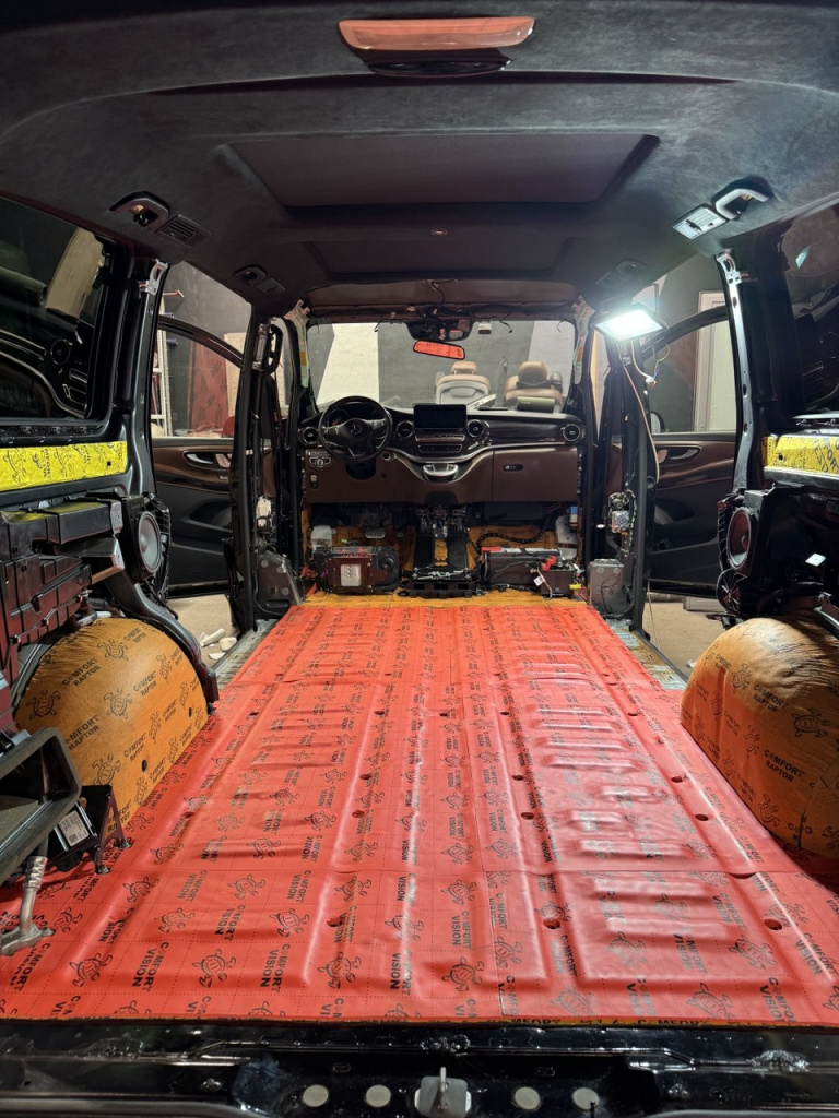 прикатали звукопоглотитель ComfortMat Vision на пол в Мерседес