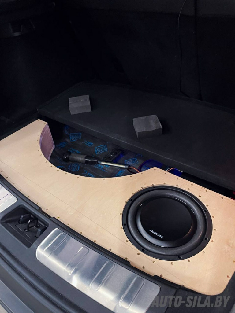 установка сабвуфера в багажник Джили Атлас