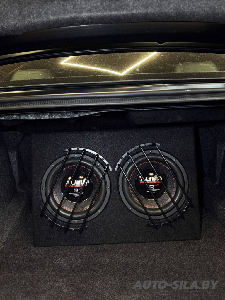 установка сабвуферов Audio System R10 EVO в багажник