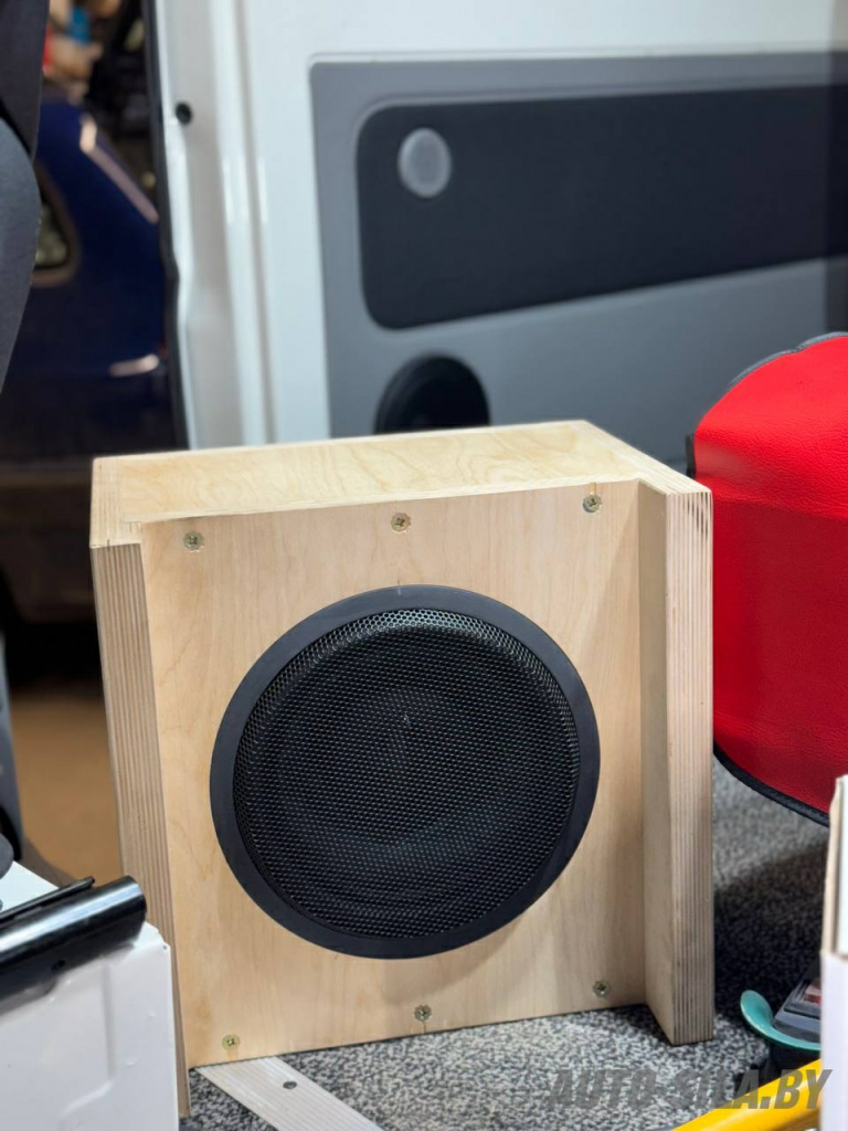 Установили сабвуфер Helix K10W