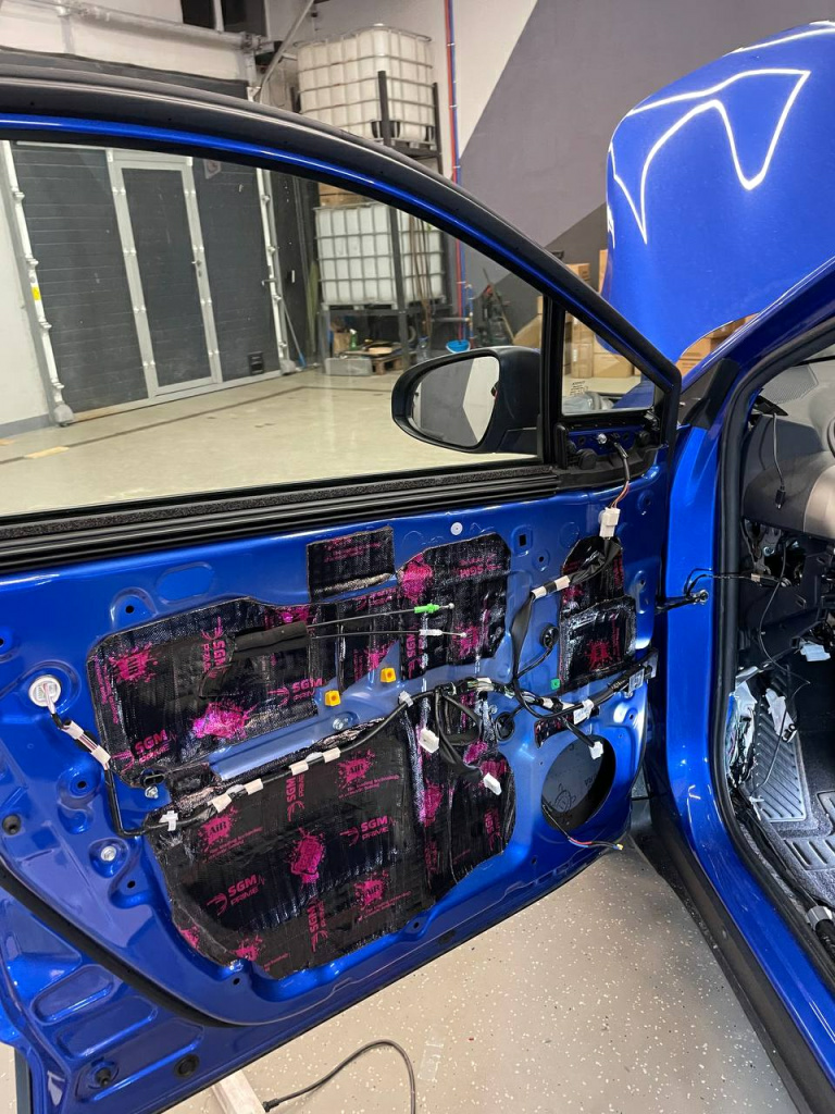 виброизоляция дверей материалом SGM Air 3 и ComdortMat Integra