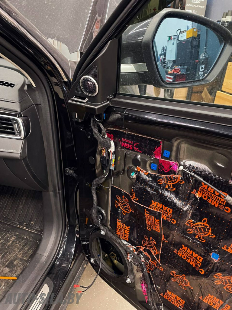 прикатали виброизоляцию на передние двери в Джили