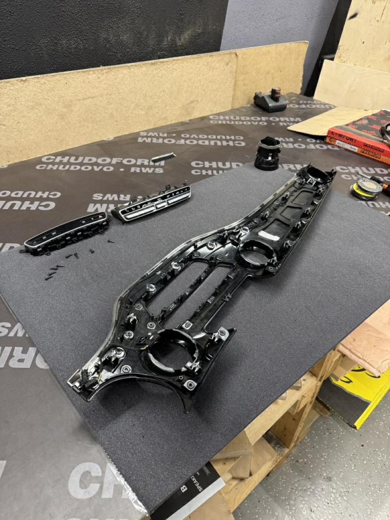 выполняем антискрип панели в Мерседес В-класс