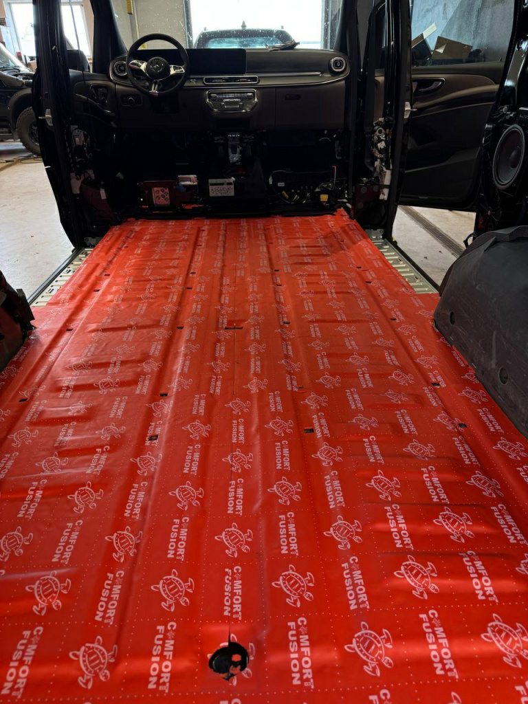звукоизоляция пола в Мерседес V-class материалом от comfortmat