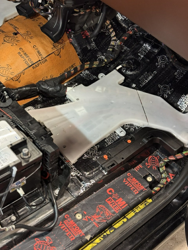 прикатали ComfortMat Raptor и Atom на пол в Mercedes V-class 