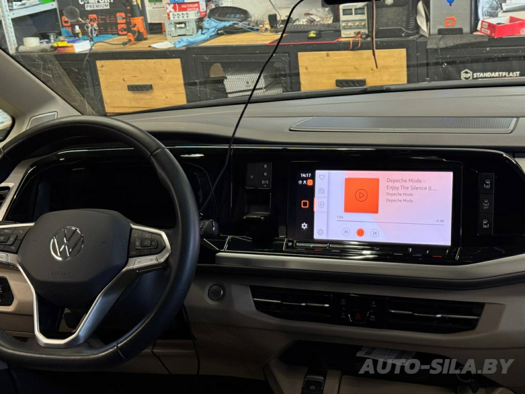  навесной монитор в Volkswagen T7 с функцией интеграции со смартфоном и автомагнитолой