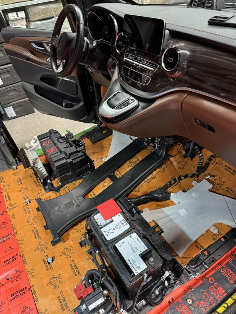 прикатали ComfortMat Raptor и Atom на пол в Mercedes V-class 