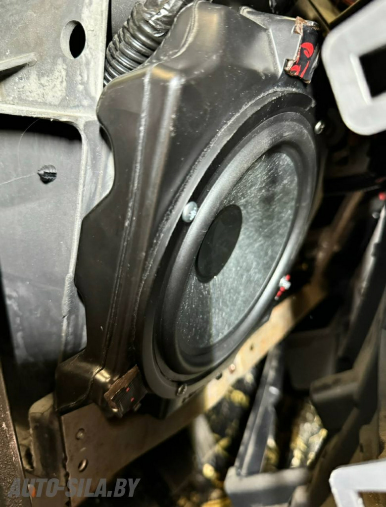  мидбасы Helix серии PR W165 в Jeep Wrangler