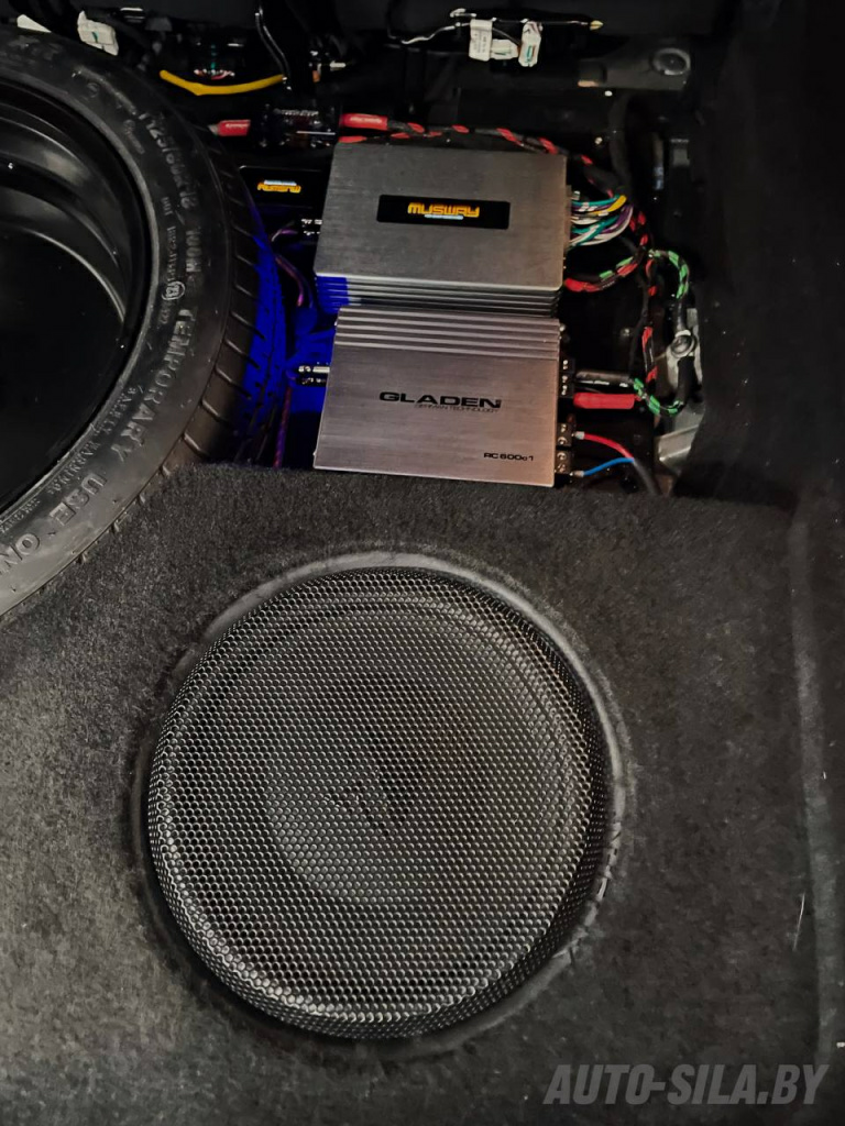 установка сабвуфера Helix в Geely Atlas Pro