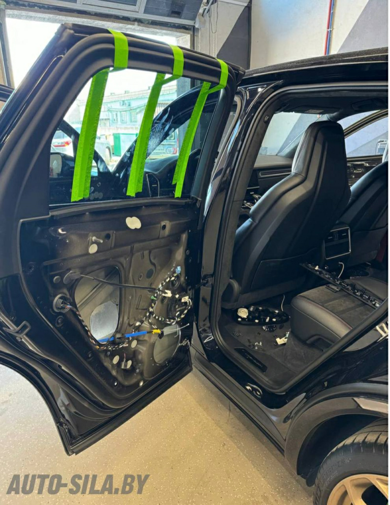 подготовка к виброизоляции дверей в Порш Каен