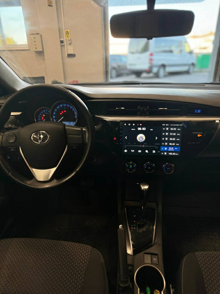 новый андроид монитор с поддержкой Carplay и Аndroid auto в Toyota Corolla
