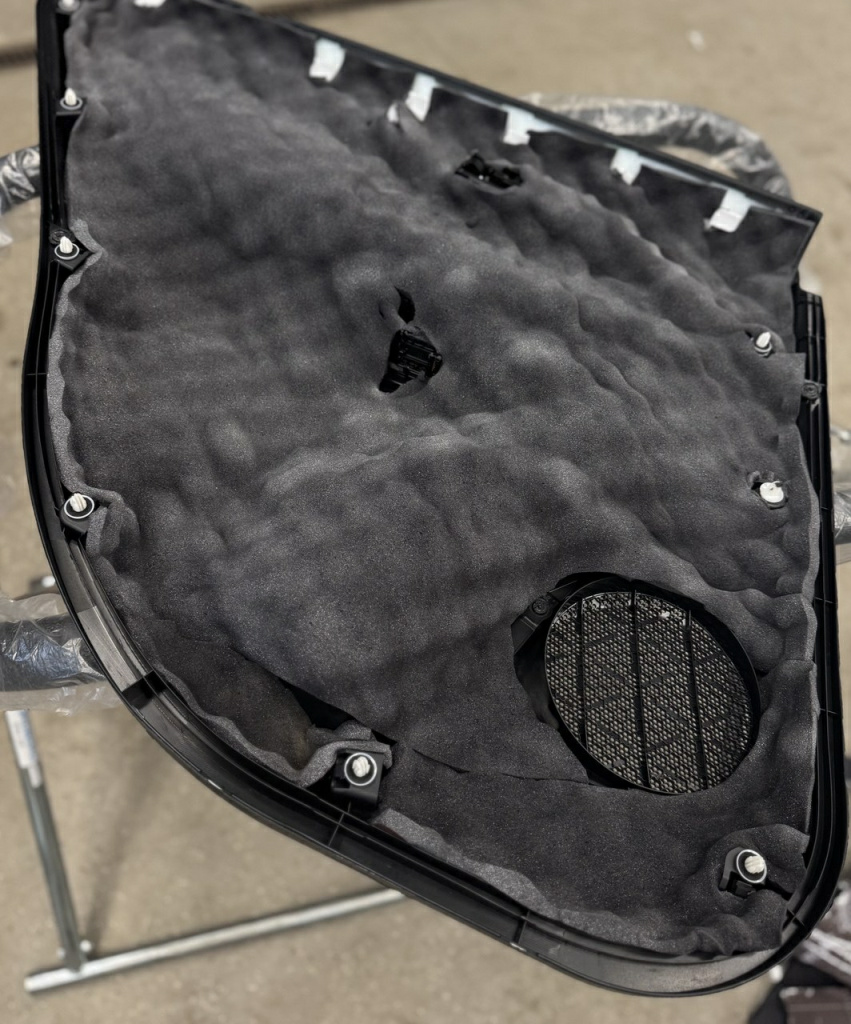 шумоизоляция передних дверей материалом ComfortMat Soft Wave 15 