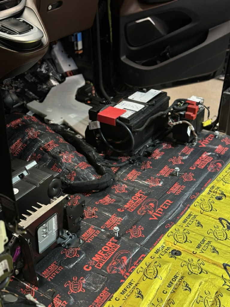 Виброизоляция пола в Мерседес материалом ComfortMat Viper и Vespa