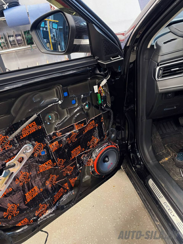 виброизоляция ComfortMat и новые динамики в передних дверях Джили