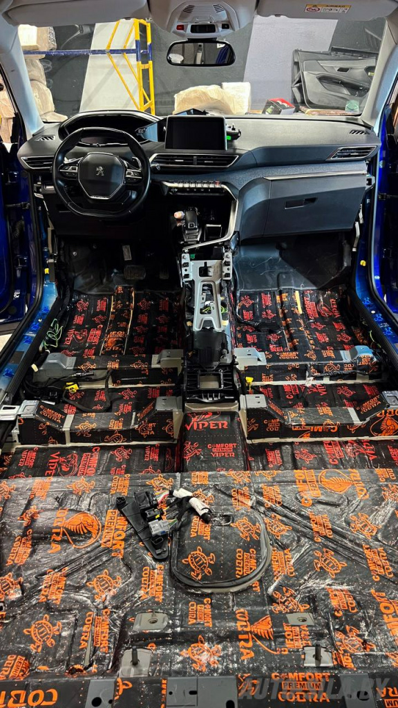 прикатываем виброизоляцию ComfortMat Viper и Cobra на пол прикатываем виброизоляцию ComfortMat Viper и Cobra на пол