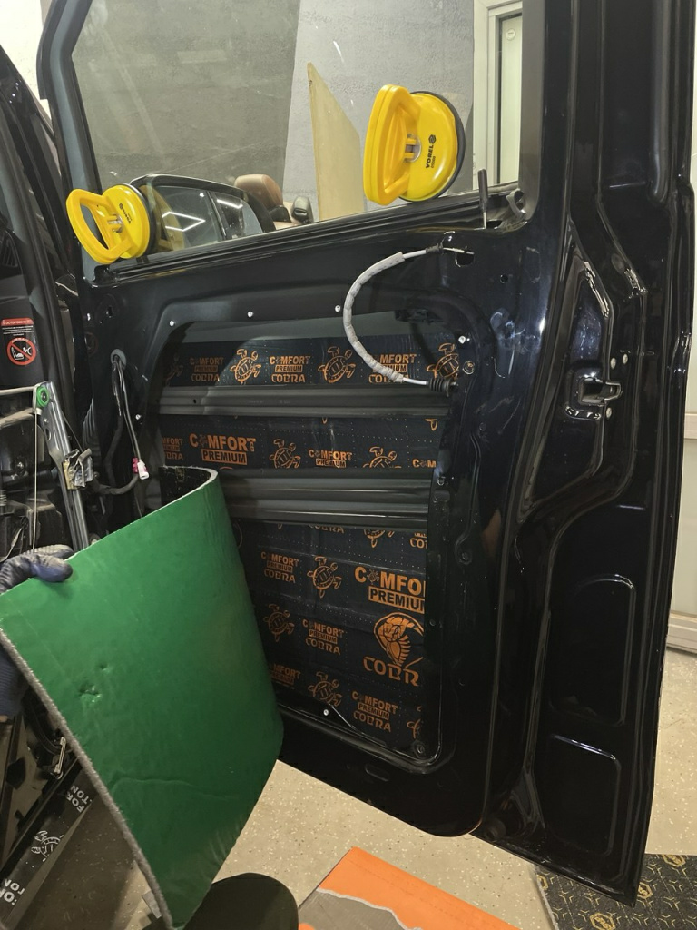 выполняем виброизоляцию дверей материалом ComfortMat Cobra