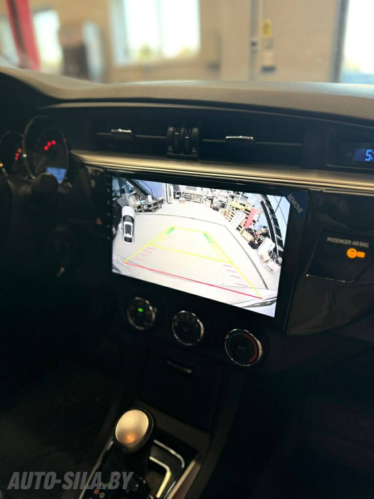 изображение с камеры заднего вида на новом экране в Toyota Corolla