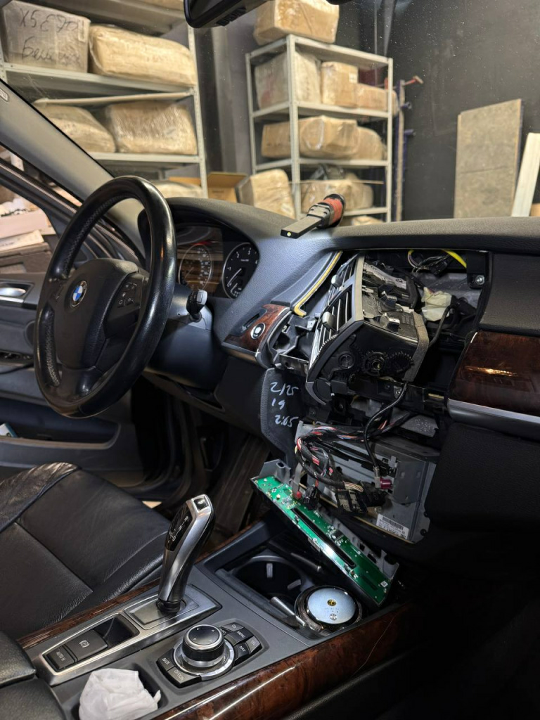 установка автомагнитолы в BMW X5