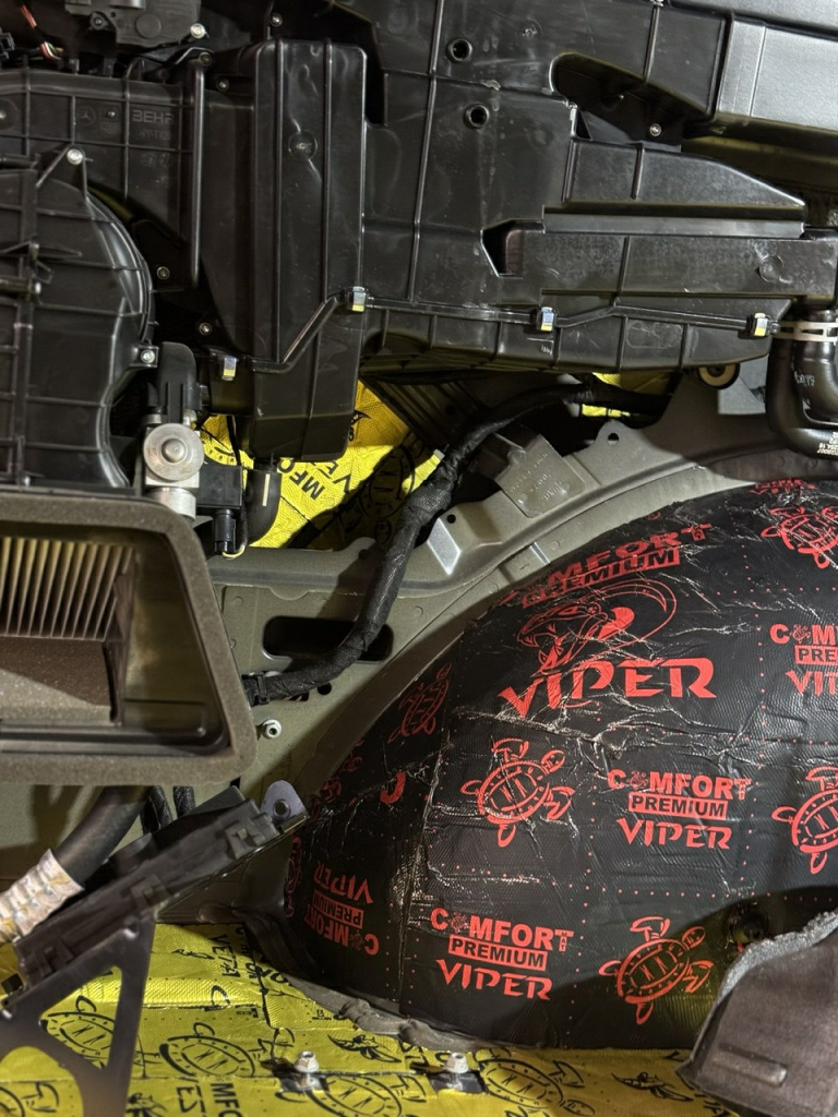 Виброизоляция арок и крыльев в Мерседес материалом ComfortMat Viper и Vespa