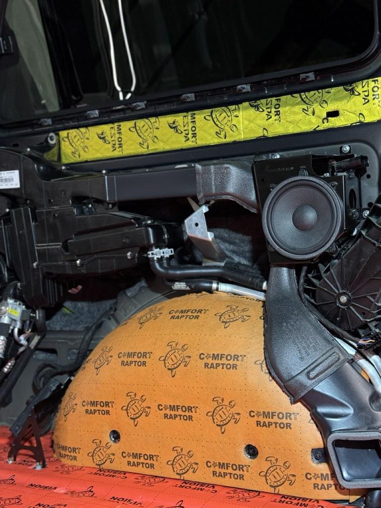 шумопоглотитель ComfortMat Raptor на арках в Mercedes V-class 