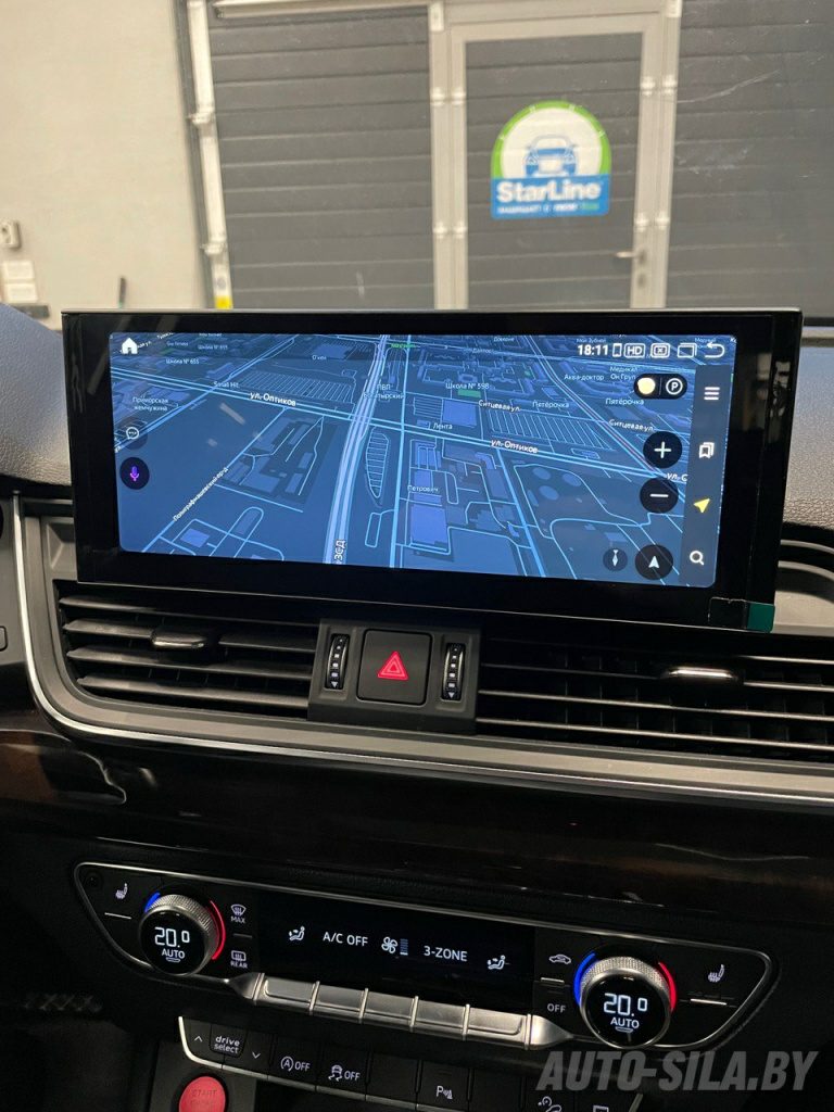 широкоформатный экран с современной навигацией и картами