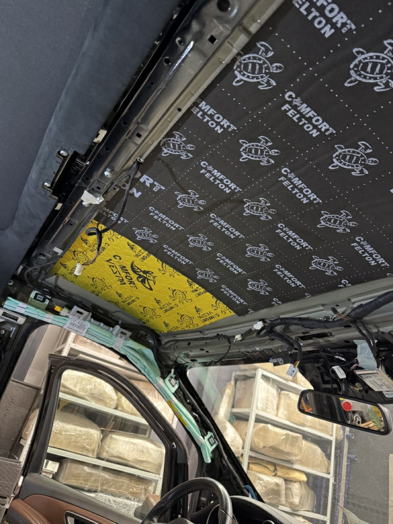 Виброизоляция пололка в Мерседес В класс материалами ComfortMat Vespa и Felton