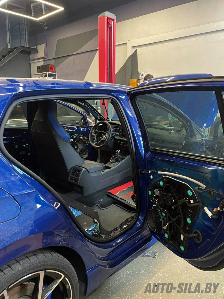 установка акустики в VW Golf R
