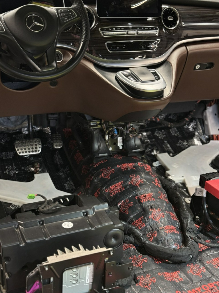 Виброизоляция в Мерседес В класс материалом ComfortMat Vespa