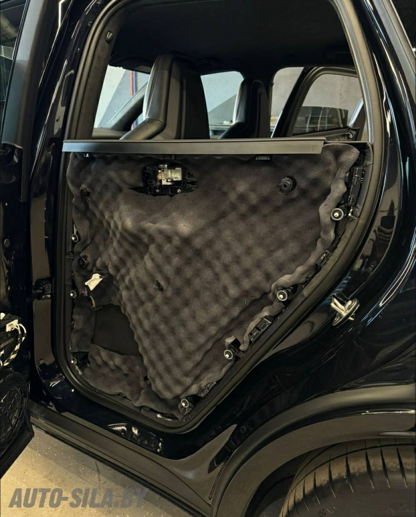 шумоизоляция дверных карт в Порше материалом Comfort Mat Soft Wave 15
