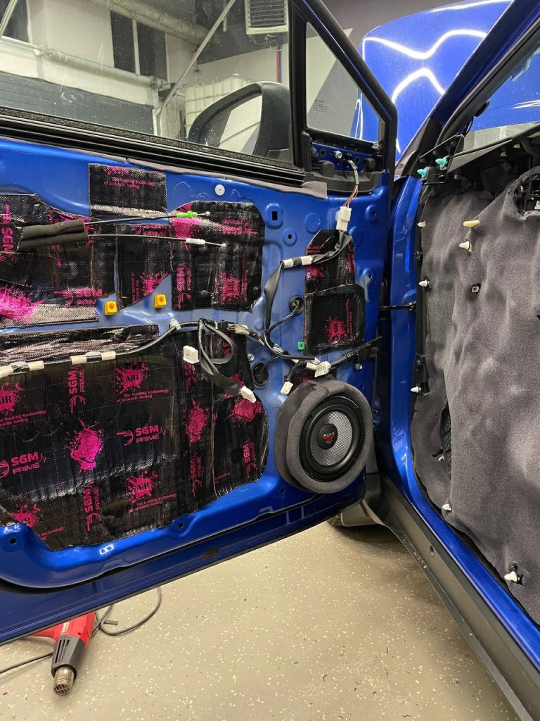 установка акустики Audiosystem X-165 EVO 2 в передние двери Toyota C-HR