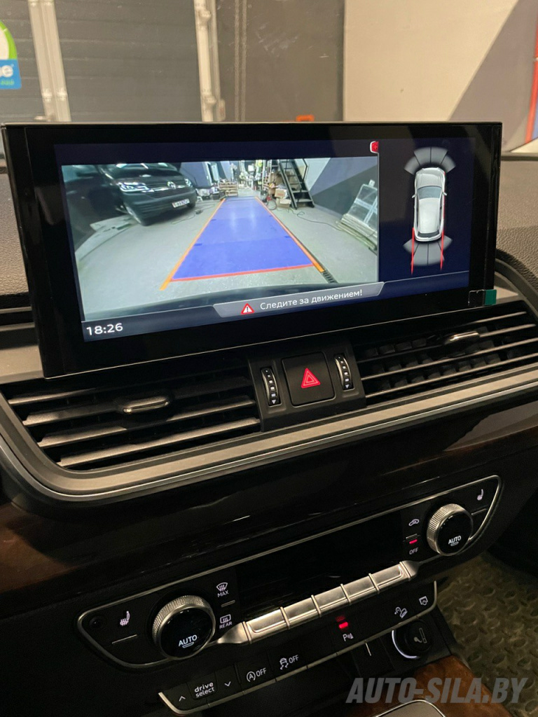 яркий экран с поддержкой штатной камеры заднего вида в Audi Q5
