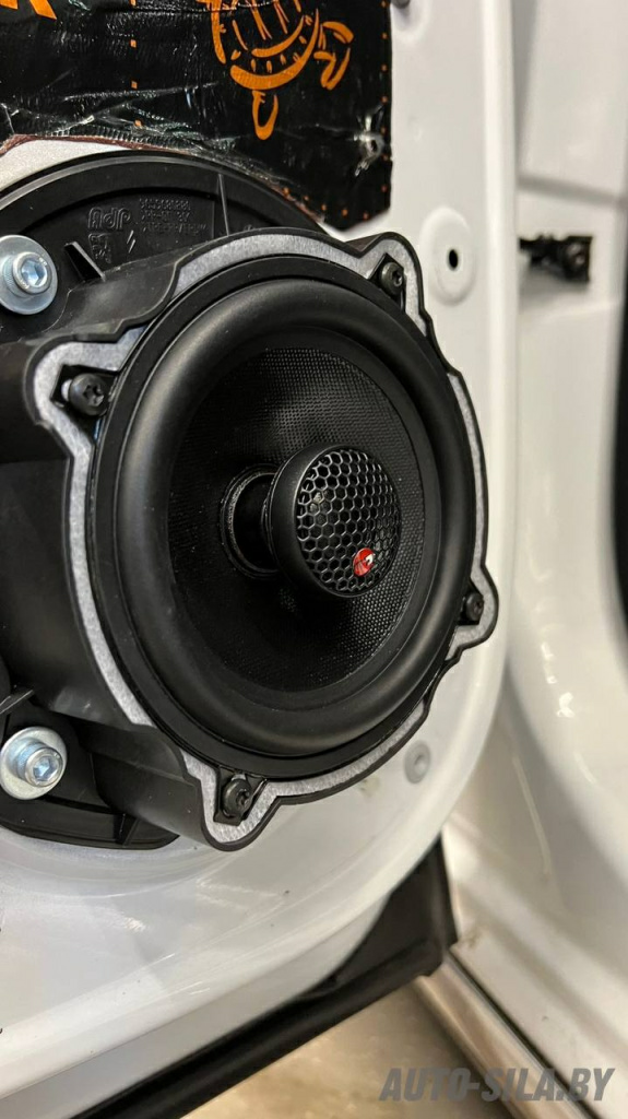 установили коаксиальную систему от CDT Audio в задние двери