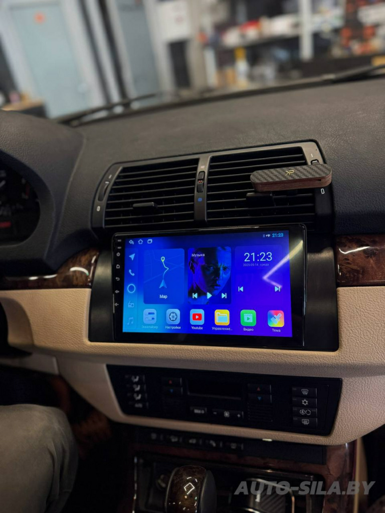 установка головного устройства в BMW X5 с поддержкой Apple CarPlay и Android Auto.