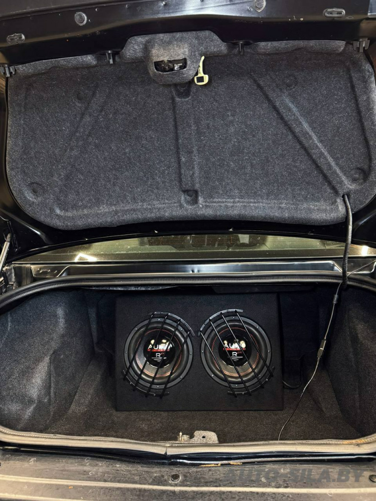 сабвуфер в коробе в багажник в Dodge Challenger
