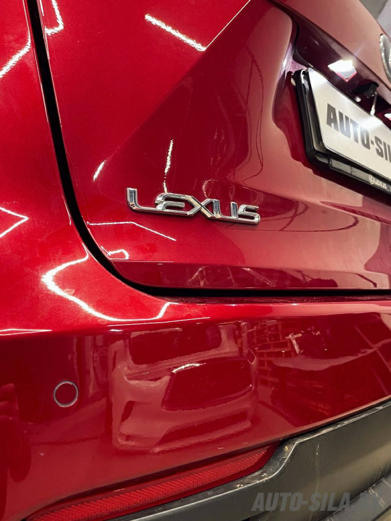 парктроники в задний бампер в Lexus NX 300h