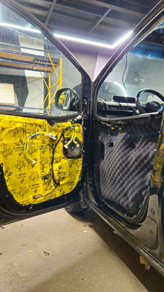 закрываем материалом ComfortMat Vespa технологические отверстия в дверях
