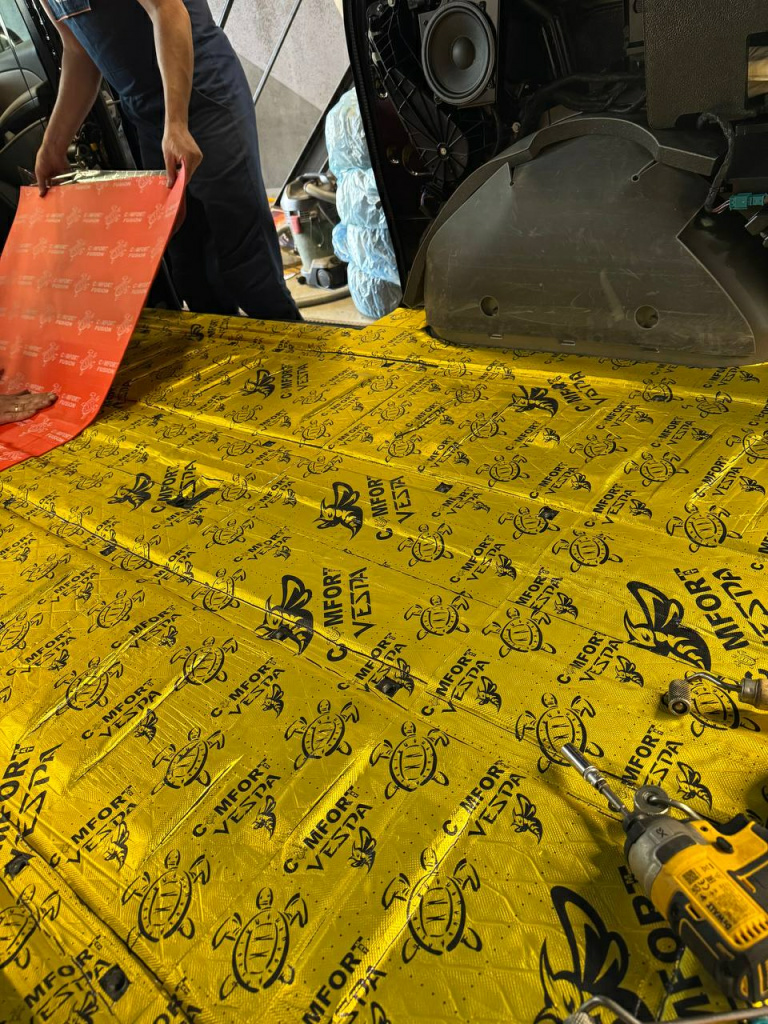виброизоляция пола в Мерседес материалом comfortmat vespa 
