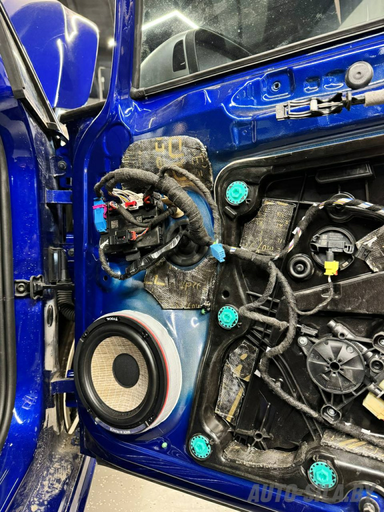 новая акустическая система Focal в VW Golf R