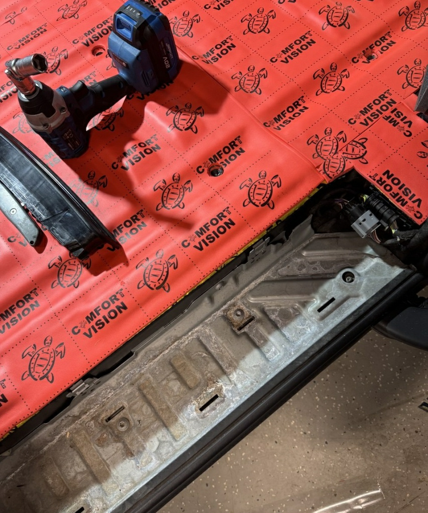 прикатали звукопоглотитель ComfortMat Vision на пол в Мерседес