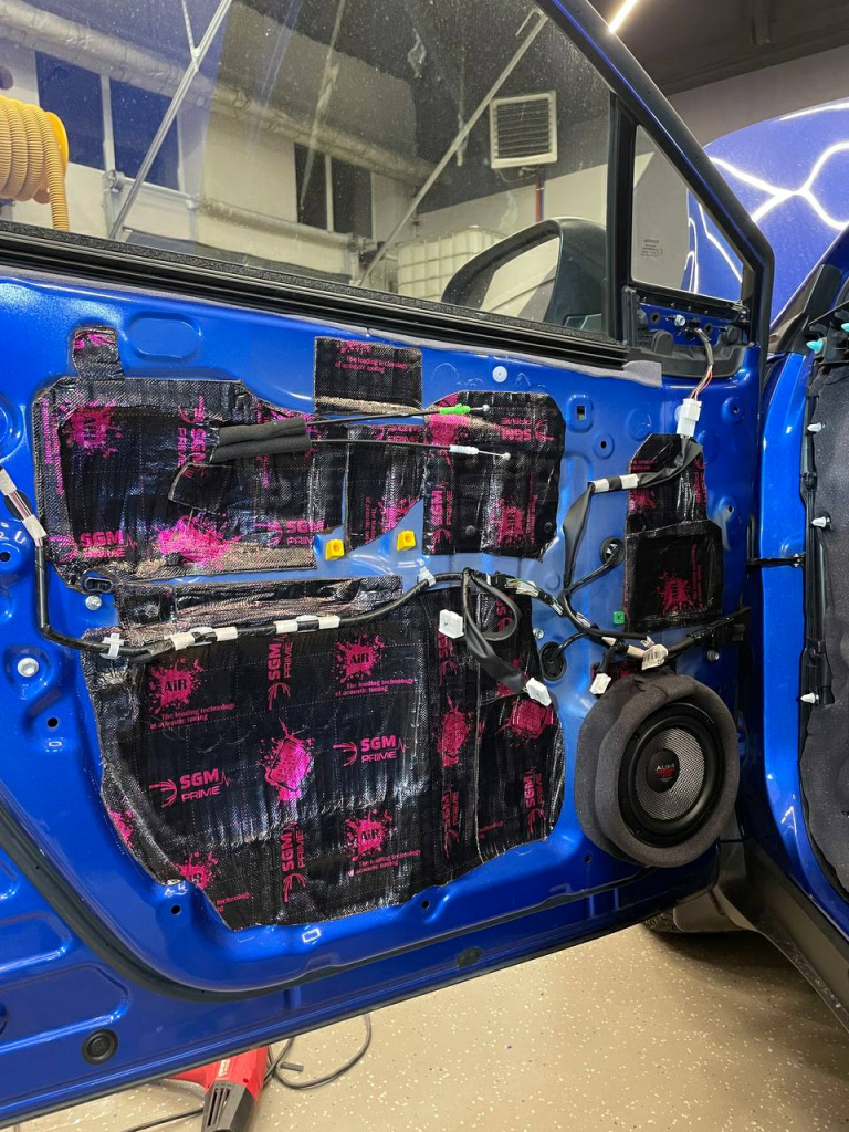новые динамики Audiosystem X-165 EVO 2 в передние двери Toyota C-HR