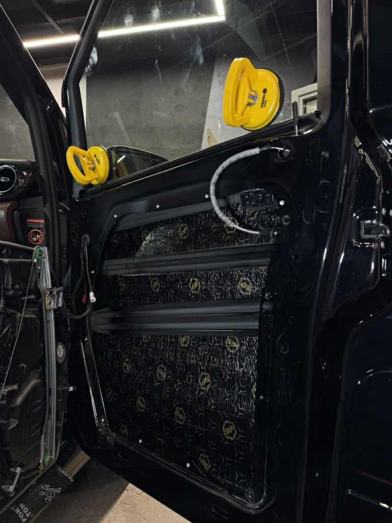 укладываем виброизоляционный материал от StP Aerocell QP Intrigo 