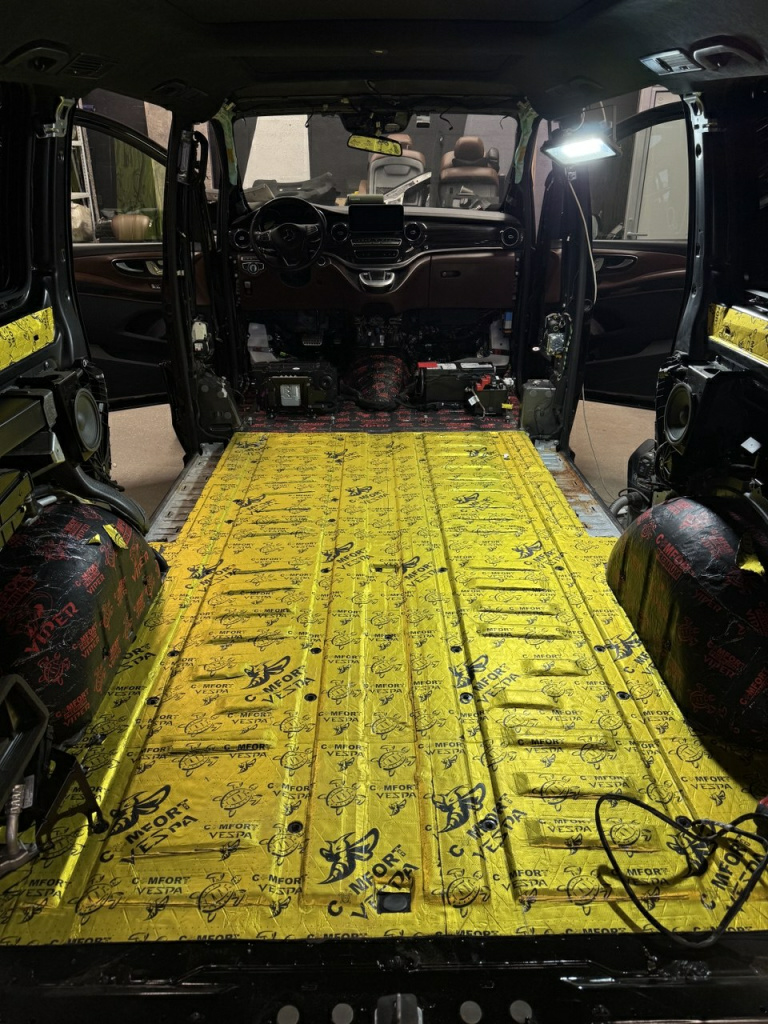 Виброизоляция пола в Мерседес материалом ComfortMat Vespa