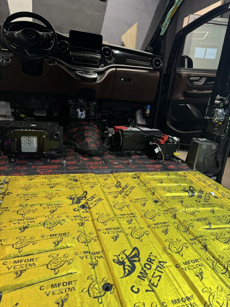Виброизоляция пола в Мерседес материалом ComfortMat Vespa и Viper