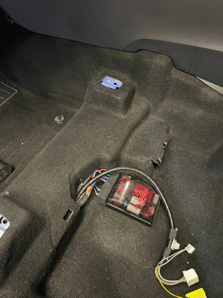 установка кроссовера AudioSystem в Toyota C-HR