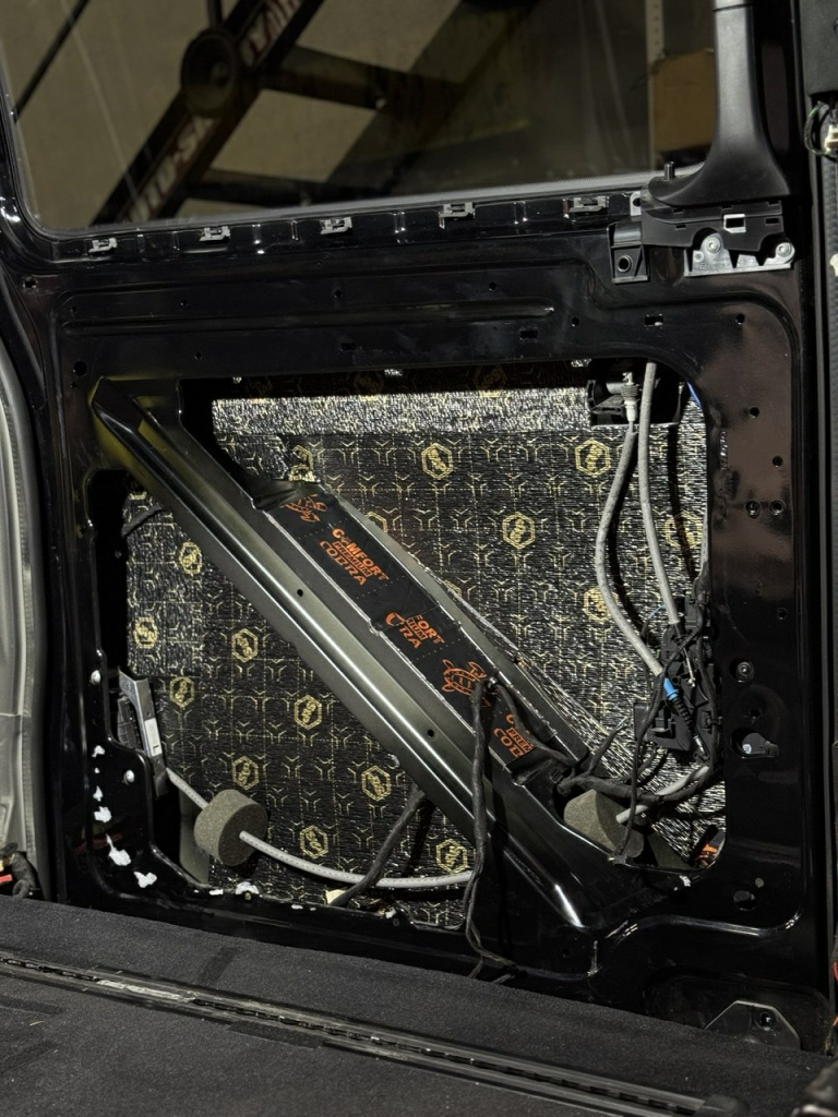 виброизоляция StP Aerocell QP Intrigo на боковых дверях в Мерседес