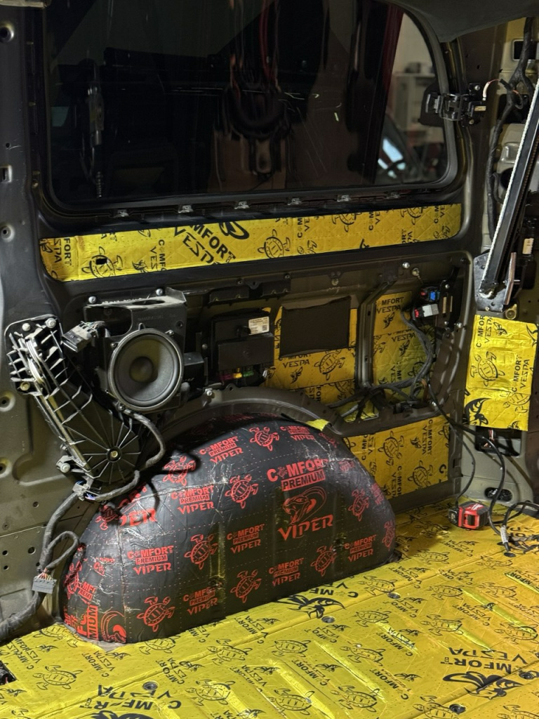 Виброизоляция арок и крыльев в Мерседес материалом ComfortMat Viper и Vespa